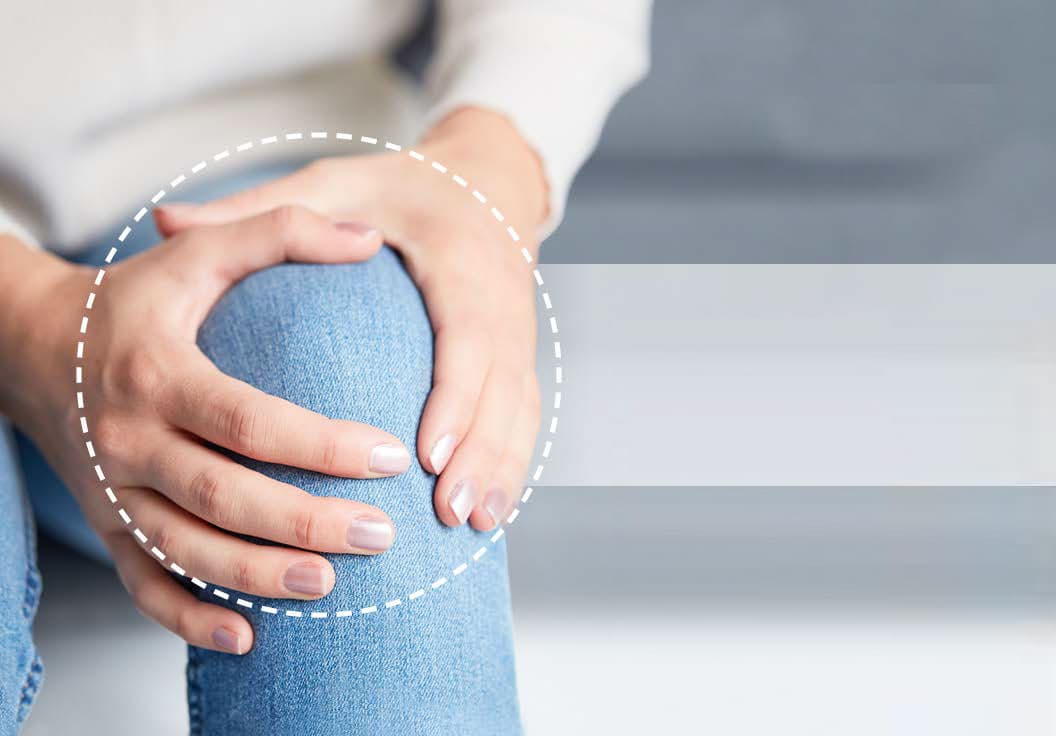 Bild einer Person, die eine Knieorthse trägt.